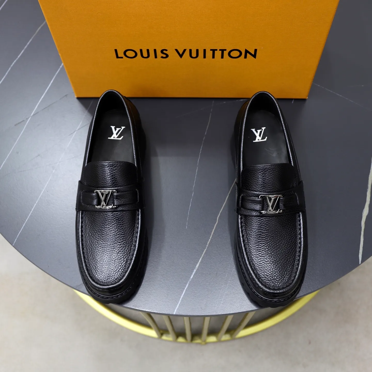 Ex-factory price: 600💰Louis Vuitton LV men's classic Oxford shoes, men's business formal boutique leather shoes, classic style, almond kernel exquisite toe, ultimate art, the whole shoe is made of imported cow leather (open edge beads), carefully selected, fine pores, excellent gloss, soft texture, strong toughness, durable and not easy to deform, apricot fetal cowhide leather lining, soft and comfortable, sweat-absorbent and breathable. Foam outsole, original box and dust bag packaging! Size: 38–44 (45/46 customized)